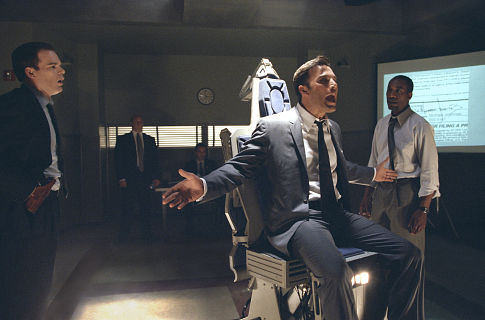 جو مورتون در صحنه فیلم سینمایی دستمزد به همراه بن افلک و Michael C. Hall