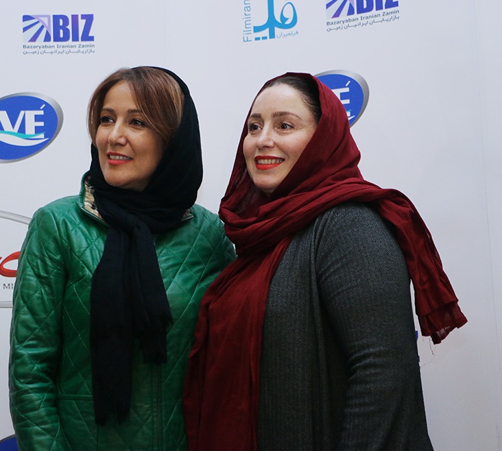 ژاله صامتی در اکران افتتاحیه فیلم تلویزیونی آینه بغل به همراه پانته‌آ بهرام