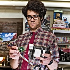 Richard Ayoade در صحنه سریال تلویزیونی گروه آی  تی