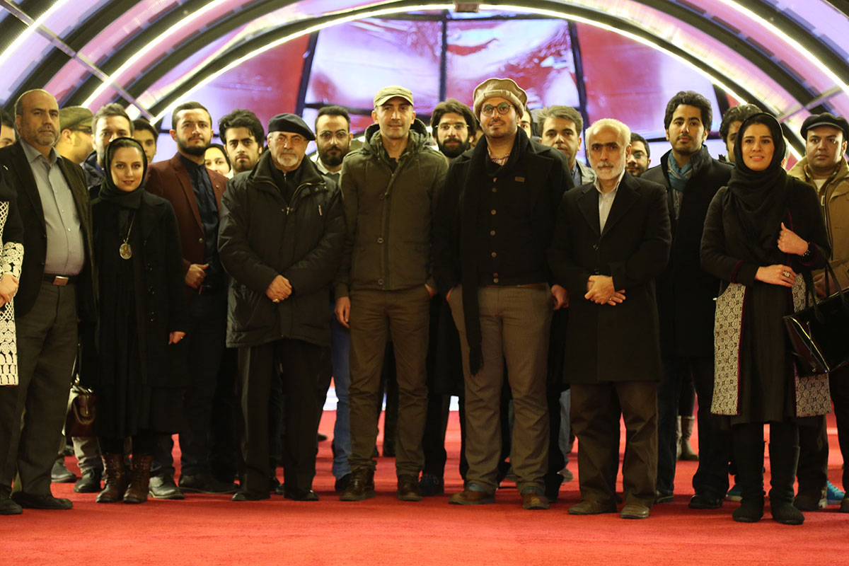 حبیب خزایی‌فر در فرش قرمز فیلم سینمایی ایستاده در‌ غبار به همراه محمد احمدی، هادی حجازی‌فر، ابراهیم امینی و محمدحسین مهدویان