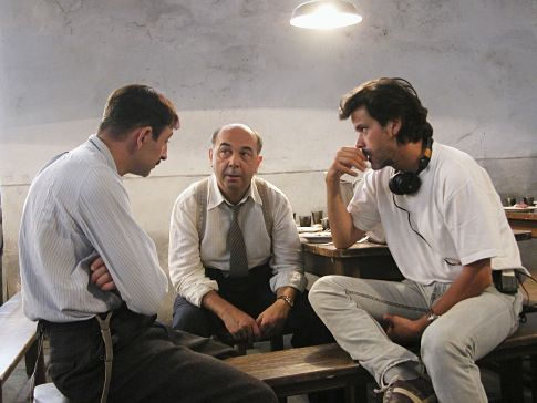 Kad Merad در صحنه فیلم سینمایی هم سرایان به همراه Gérard Jugnot و Christophe Barratier