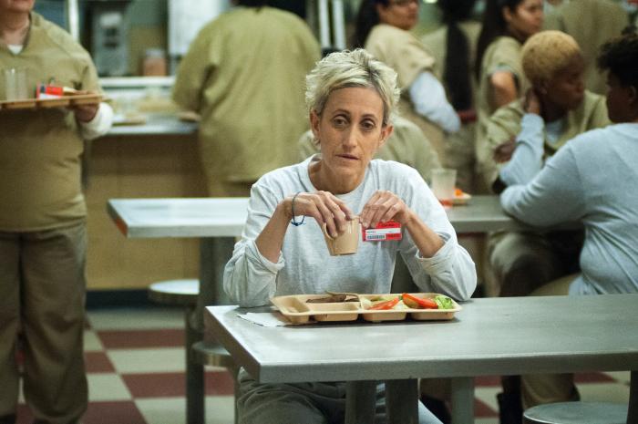 Constance Shulman در صحنه سریال تلویزیونی نارنجی سیاه، جدید است