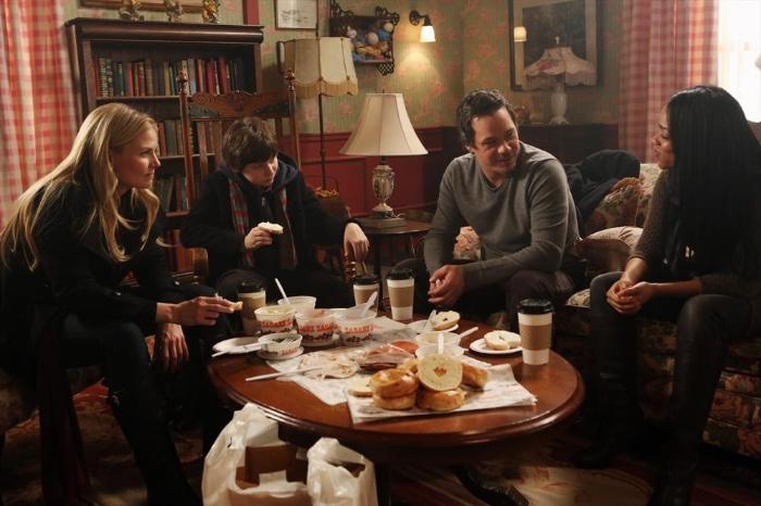 جرید گیلمور در صحنه سریال تلویزیونی روزی روزگاری به همراه Michael Raymond-James، سنیکا مارتین-گرین و جنیفر موریسون