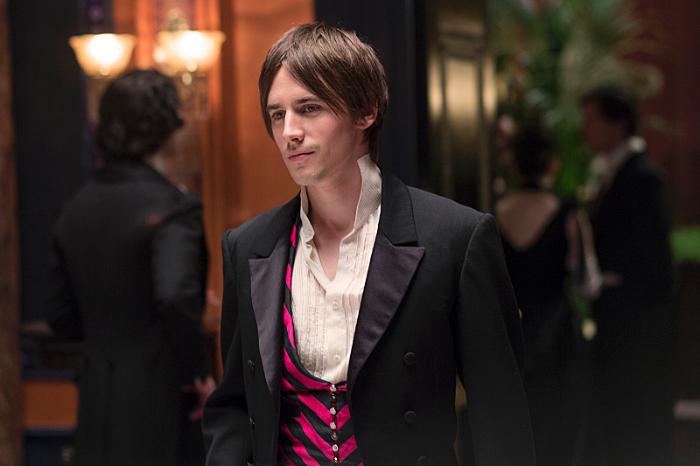 Reeve Carney در صحنه سریال تلویزیونی جدال با هیولا ها