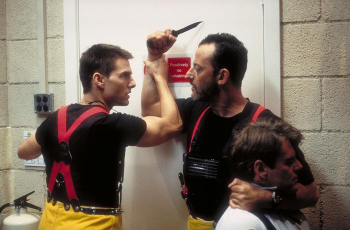 ژان رنو در صحنه فیلم سینمایی مأموریت غیرممکن به همراه تام کروز