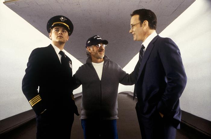 لئوناردو ویلهام دی کاپریو در صحنه فیلم سینمایی اگه می تونی منو بگیر به همراه تام هنکس و استیون اسپیلبرگ