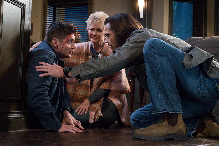 دی والاس در صحنه سریال تلویزیونی ماوراء  طبیعی به همراه Jensen Ackles و Jared Padalecki