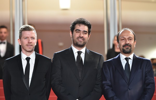 سید‌شهاب حسینی در فرش قرمز فیلم سینمایی فروشنده به همراه اصغر فرهادی و الکساندر مالت‌گای
