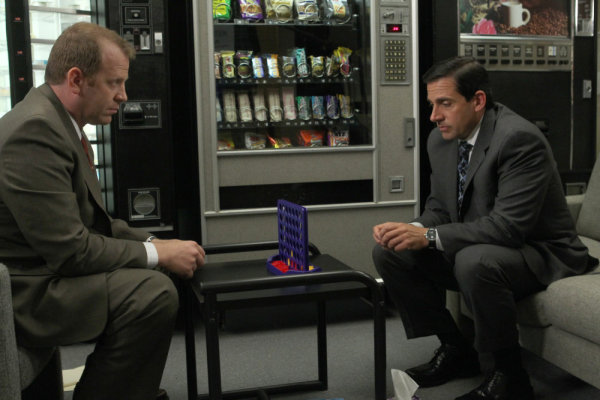 Paul Lieberstein در صحنه سریال تلویزیونی اداره به همراه استیو کارل