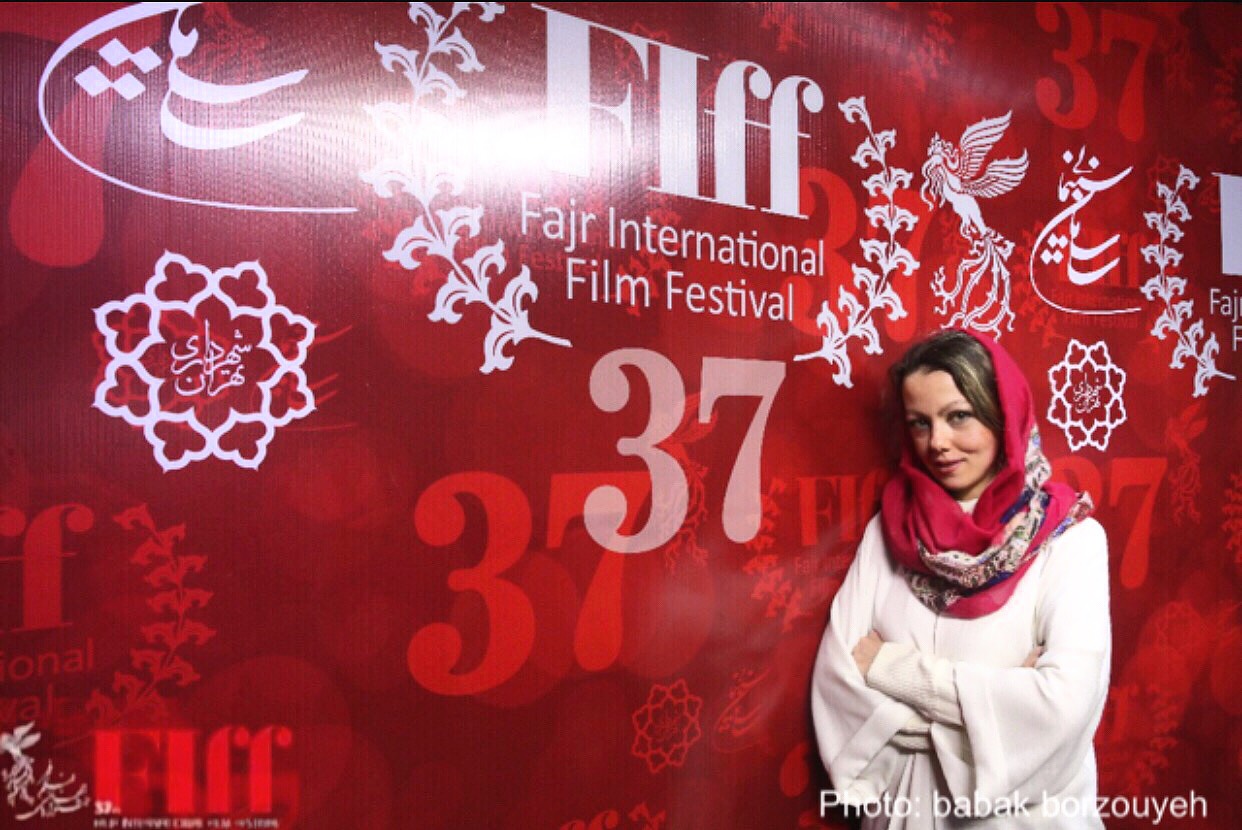 تصویری از ستاره طباطبایی، بازیگر سینما و تلویزیون در حال بازیگری سر صحنه یکی از آثارش