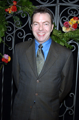 Alan Ball در صحنه سریال تلویزیونی شش فوت زیر زمین