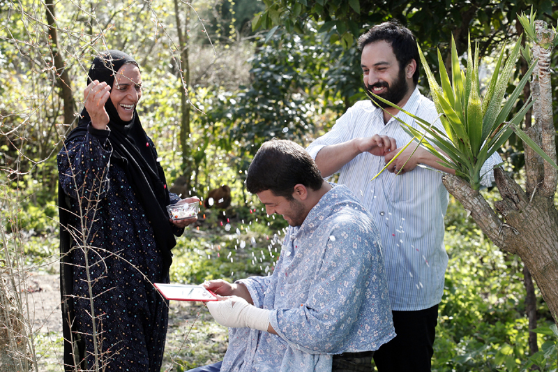 پژمان بازغی در صحنه سریال تلویزیونی دولت مخفی به همراه کاوه خداشناس و مریم بوبانی
