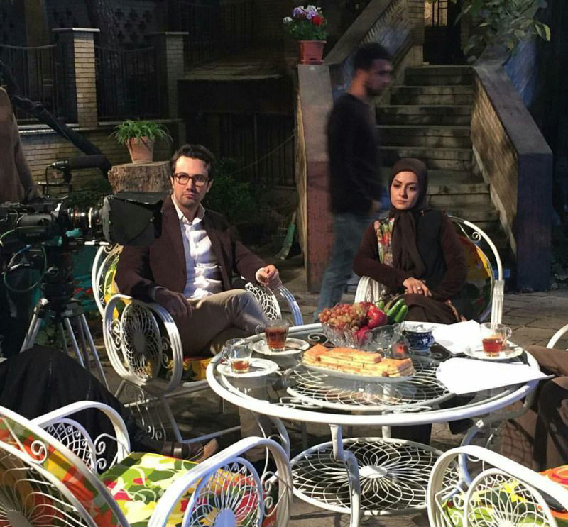 بیتا سحرخیز در پشت صحنه سریال تلویزیونی ماه و پلنگ به همراه شاهرخ استخری مراغه