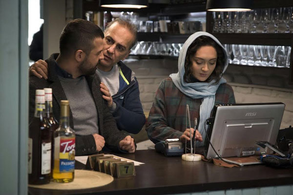 نیکی کریمی در صحنه فیلم سینمایی آذر به همراه حمیدرضا آذرنگ