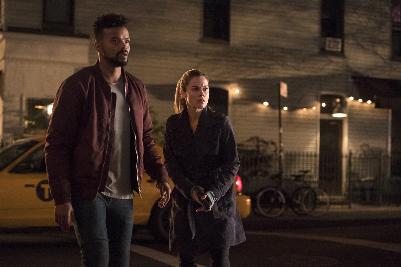 Eka Darville در صحنه سریال تلویزیونی Jessica Jones به همراه Rachael Taylor