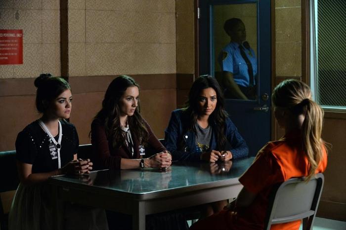 شای میتچل در صحنه سریال تلویزیونی دروغ گوهای کوچک زیبا به همراه Sasha Pieterse، Lucy Hale و Troian Bellisario