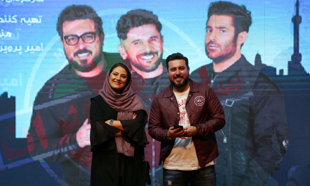 محسن کیایی در صحنه سریال تلویزیونی ساخت ایران 2 به همراه شبنم مقدمی