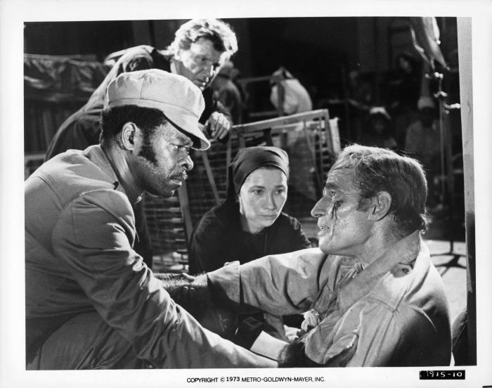 Brock Peters در صحنه فیلم سینمایی بیسکویت سبز به همراه Charlton Heston