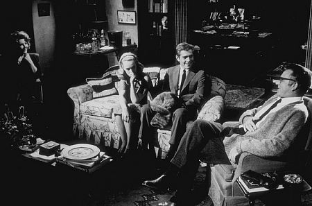 Sandy Dennis در صحنه فیلم سینمایی چه کسی از ویرجینیا ولف میترسد؟ به همراه George Segal، Elizabeth Taylor و Richard Burton
