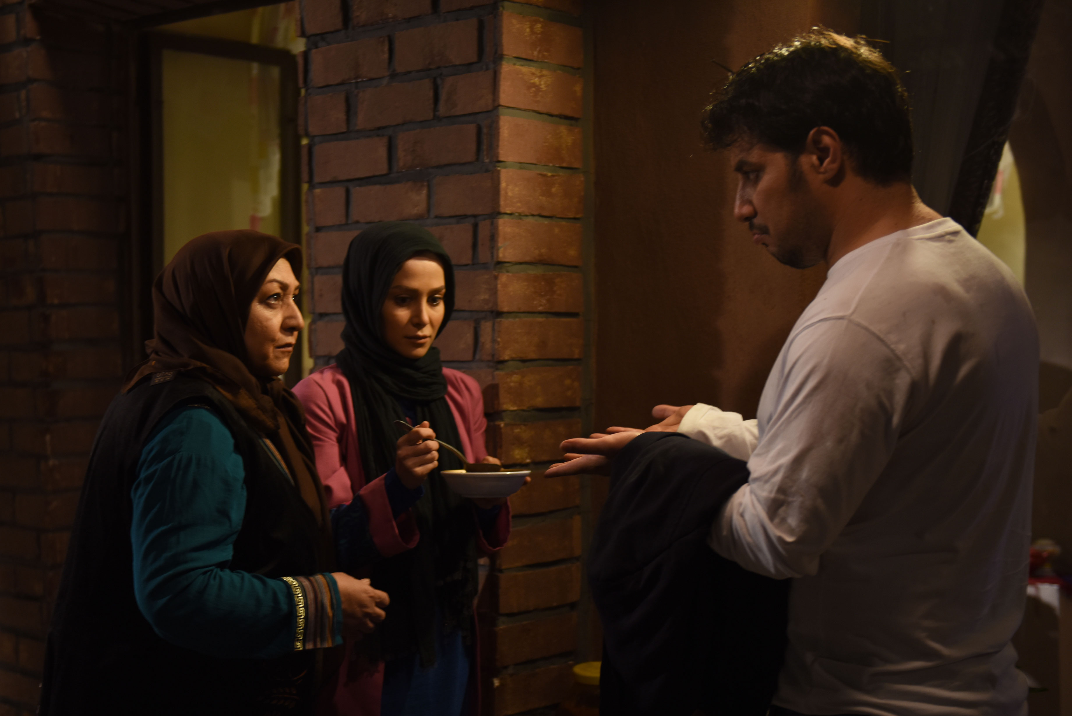 الناز حبیبی در صحنه سریال تلویزیونی دردسرهای عظیم 2 به همراه مریم سعادت و جواد عزتی