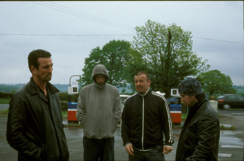 Paul Sadot در صحنه فیلم سینمایی Dead Man's Shoes به همراه Stuart Wolfenden، Gary Stretch و Neil Bell