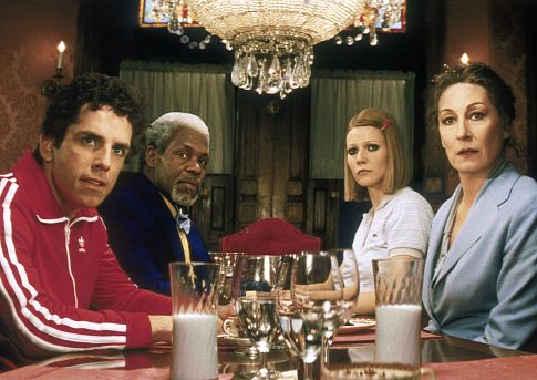 گوئینت پالترو در صحنه فیلم سینمایی خانوادهٔ اشرافی تننبام به همراه Anjelica Huston، دنی گلاور و Ben Stiller