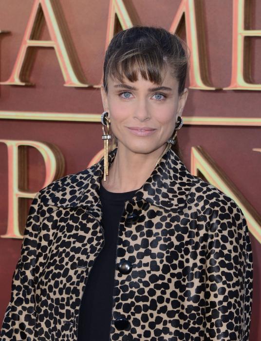 Amanda Peet در صحنه سریال تلویزیونی بازی تاج و تخت