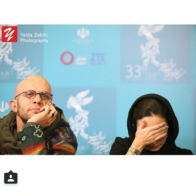 تصویری از بابک حمیدیان، بازیگر و تهیه کننده سینما و تلویزیون در حال بازیگری سر صحنه یکی از آثارش