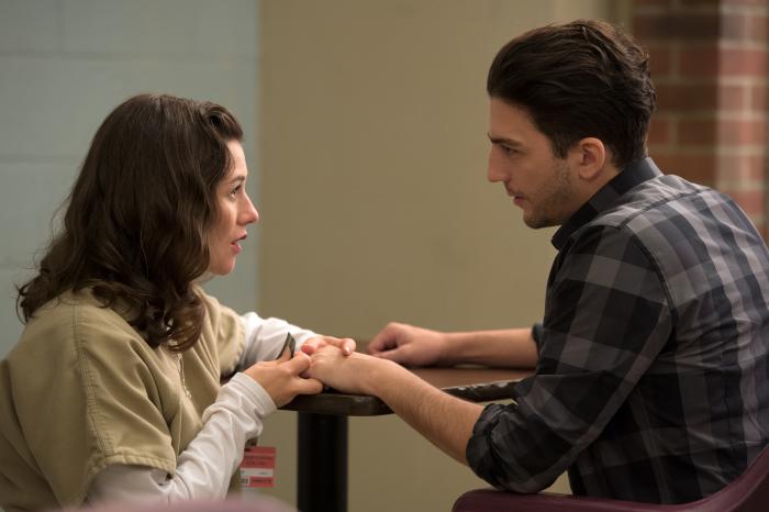 John Magaro در صحنه سریال تلویزیونی نارنجی سیاه، جدید است به همراه Yael Stone