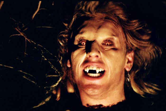 Brooke McCarter در صحنه فیلم سینمایی پسران گمشده