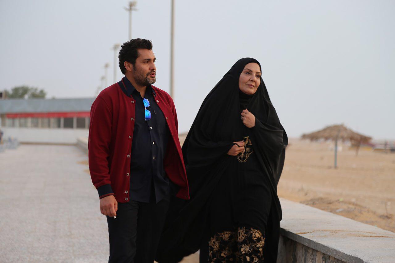 زهره حمیدی در صحنه سریال تلویزیونی راه و بیراه به همراه امیرمحمد زند