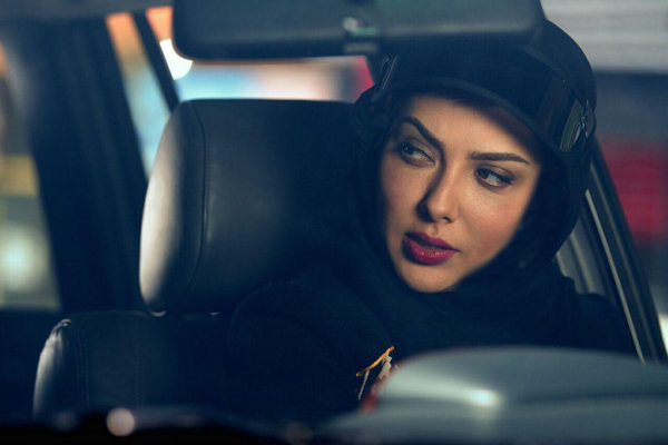 لیلا اوتادی در صحنه فیلم سینمایی افسونگر
