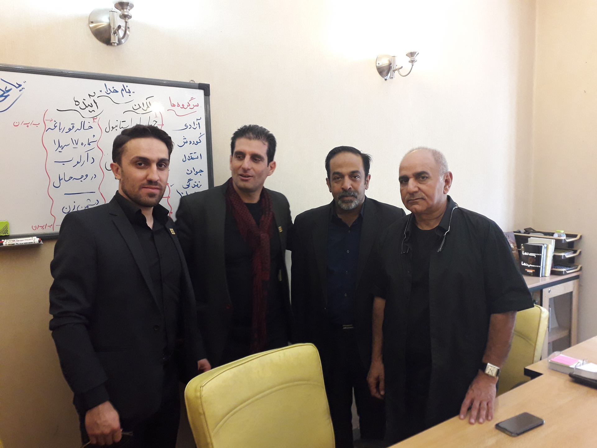 تصویری از آرام نباتی، دستیار جلوه‌های ویژه میدانی سینما و تلویزیون در حال بازیگری سر صحنه یکی از آثارش