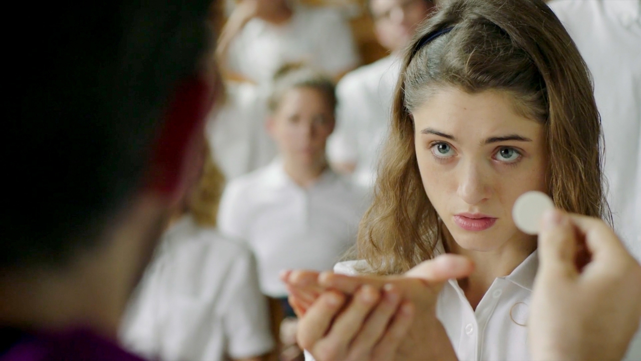 Natalia Dyer در صحنه فیلم سینمایی Yes, God, Yes
