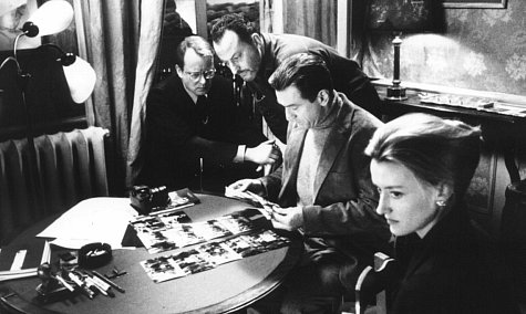 ناتاشا مک الهون در صحنه فیلم سینمایی رونین به همراه استلان اسکارشگورد، ژان رنو و رابرت دنیرو