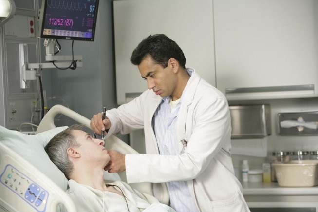 جی کارنز در صحنه سریال تلویزیونی دکتر هاوس به همراه Kal Penn