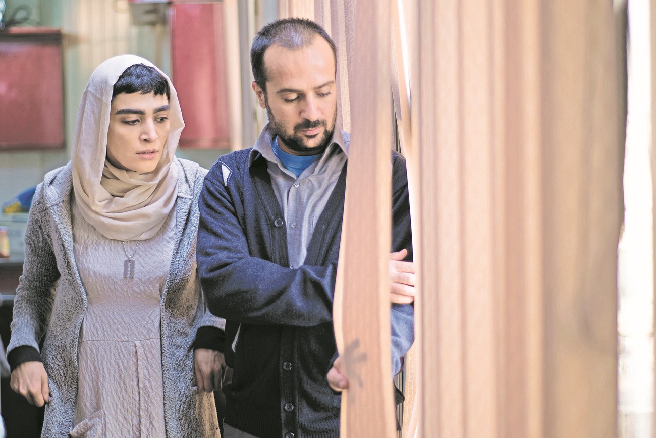 اندیشه فولادوند در صحنه فیلم سینمایی راه رفتن روی سیم به همراه احمد مهران‌فر