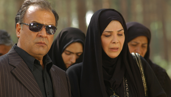شیوا خنیاگر در صحنه سریال تلویزیونی اغما به همراه عبدالرضا اکبری