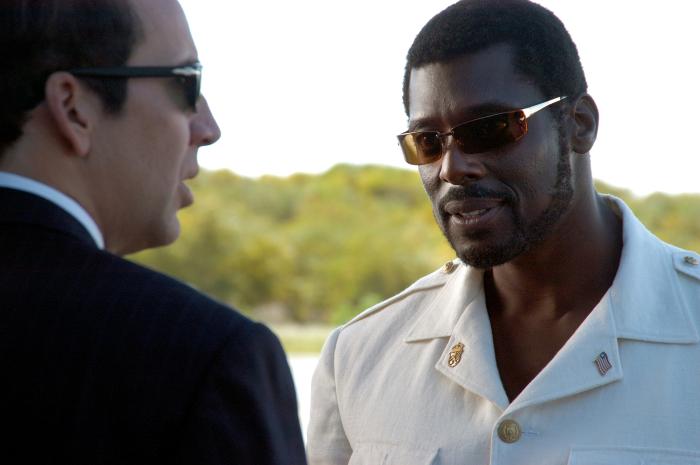 Eamonn Walker در صحنه فیلم سینمایی ارباب جنگ به همراه نیکلاس کیج