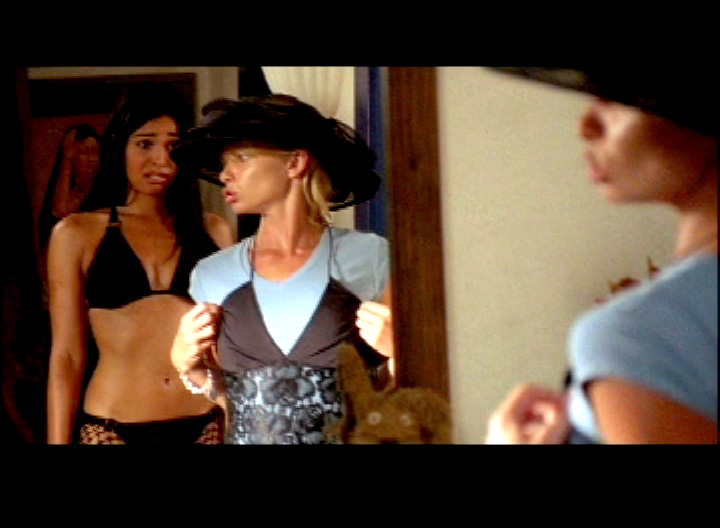 Jaime Pressly در صحنه فیلم سینمایی Death to the Supermodels به همراه Maria Arcé