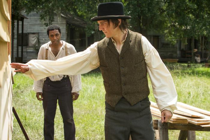 پل دانو در صحنه فیلم سینمایی ۱۲ سال بردگی به همراه چویتل اجیوفور