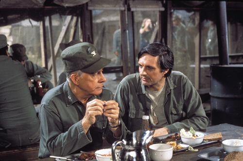 Harry Morgan در صحنه سریال تلویزیونی M*A*S*H به همراه آلن آلدا