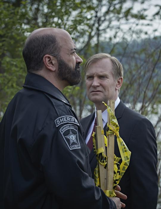 Matt Servitto در صحنه سریال تلویزیونی بنشی به همراه Ulrich Thomsen