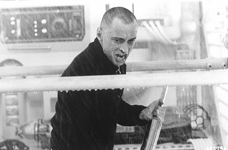 رابرت کارلایل در صحنه فیلم سینمایی دنیا کافی نیست