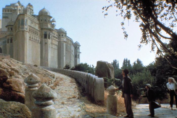 جاناتان که کوان در صحنه فیلم سینمایی ایندیانا جونز و معبد مرگ به همراه هریسون فورد