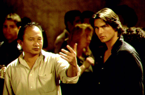 John Woo در صحنه فیلم سینمایی مأموریت غیرممکن ۲ به همراه تام کروز