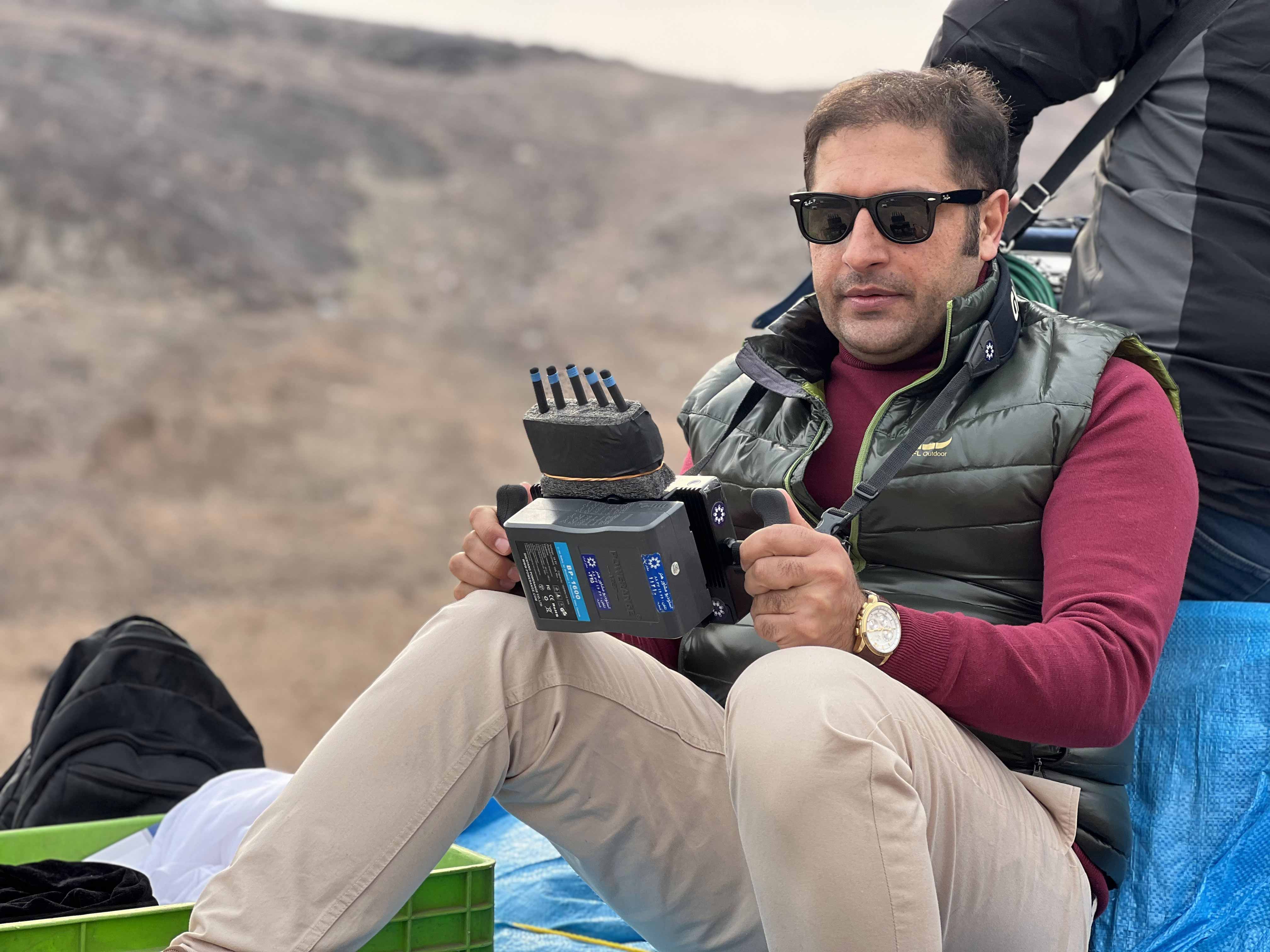 تصویری از علیرضا شاه حسینی، نویسنده و کارگردان سینما و تلویزیون در پشت صحنه یکی از آثارش