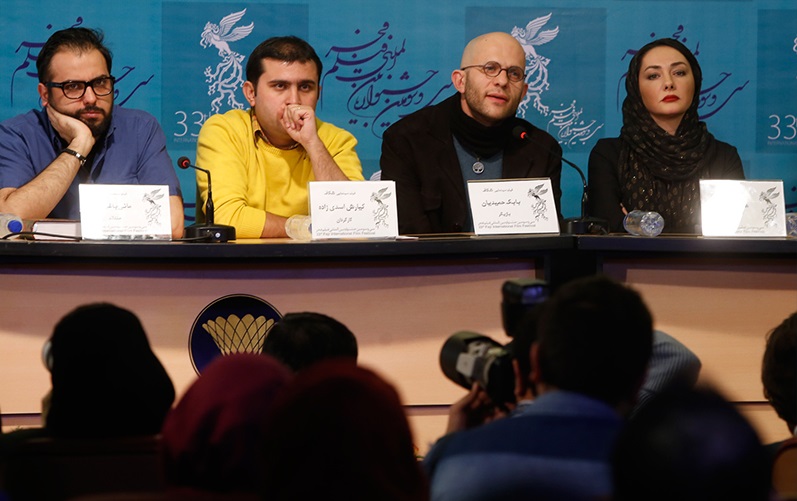 کیارش اسدی‌زاده در نشست خبری فیلم سینمایی شکاف به همراه بابک حمیدیان و هانیه توسلی