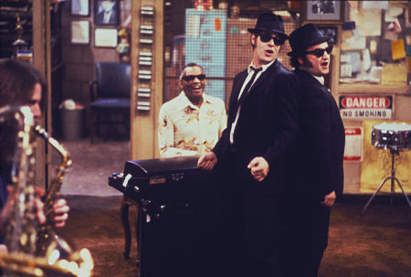 جان بلوشی در صحنه فیلم سینمایی برادران بلوز به همراه دن اکروید و Ray Charles