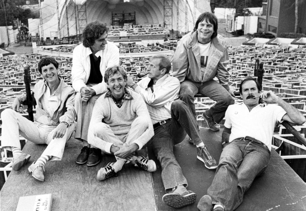 جان کلیز در صحنه فیلم سینمایی Monty Python Live at the Hollywood Bowl به همراه Terry Jones، Eric Idle، Graham Chapman، Michael Palin و تری گیلیام